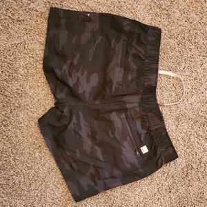 Vuori Women’s Ripstop Short in Black Camo Size Large